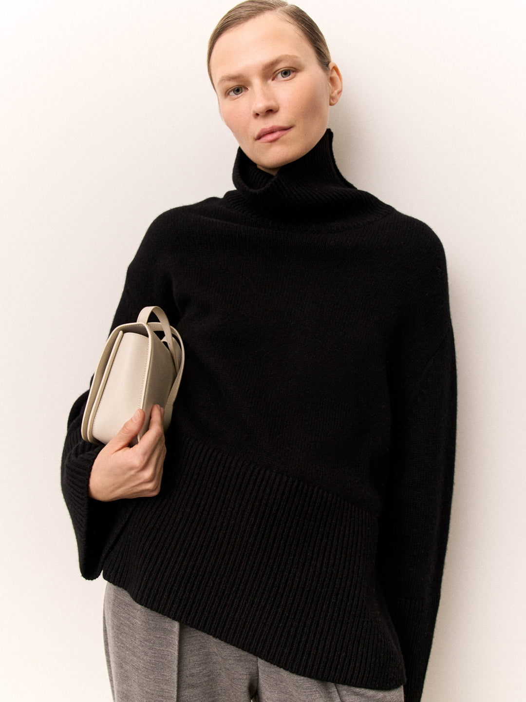 women - turtleneck - sweater - cashmere - merino wool - loose fit- side slits- high neckline - black