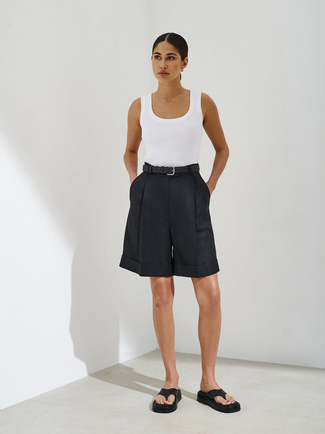 linen shorts - women - high-rise - cotton - black