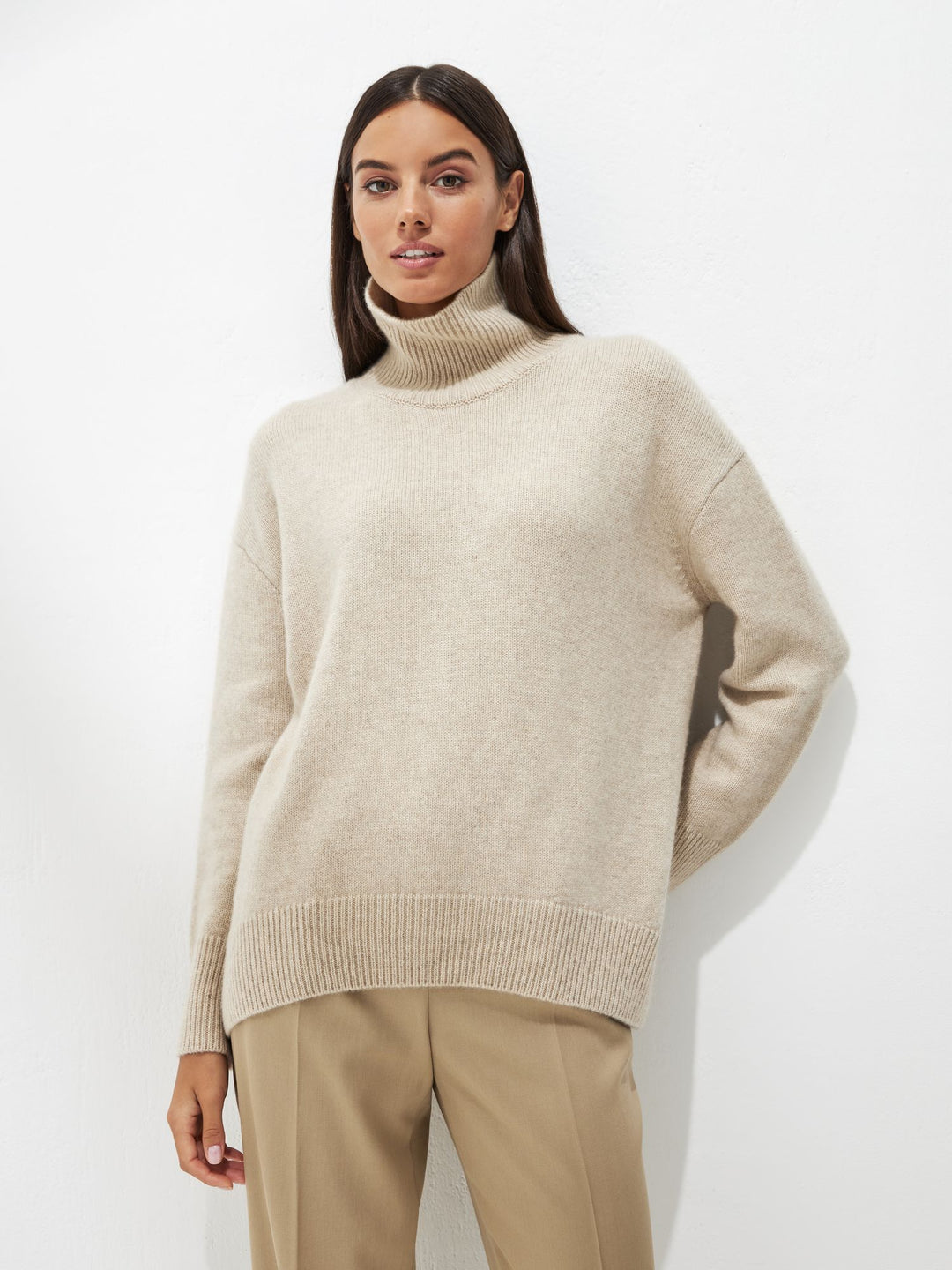  cashmere turtleneck sweater in beige